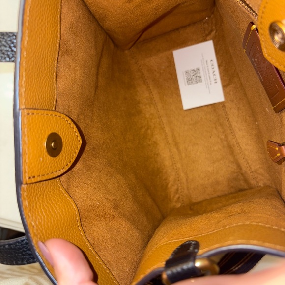 Coach Field Tote 22 - Picture 3 of 4